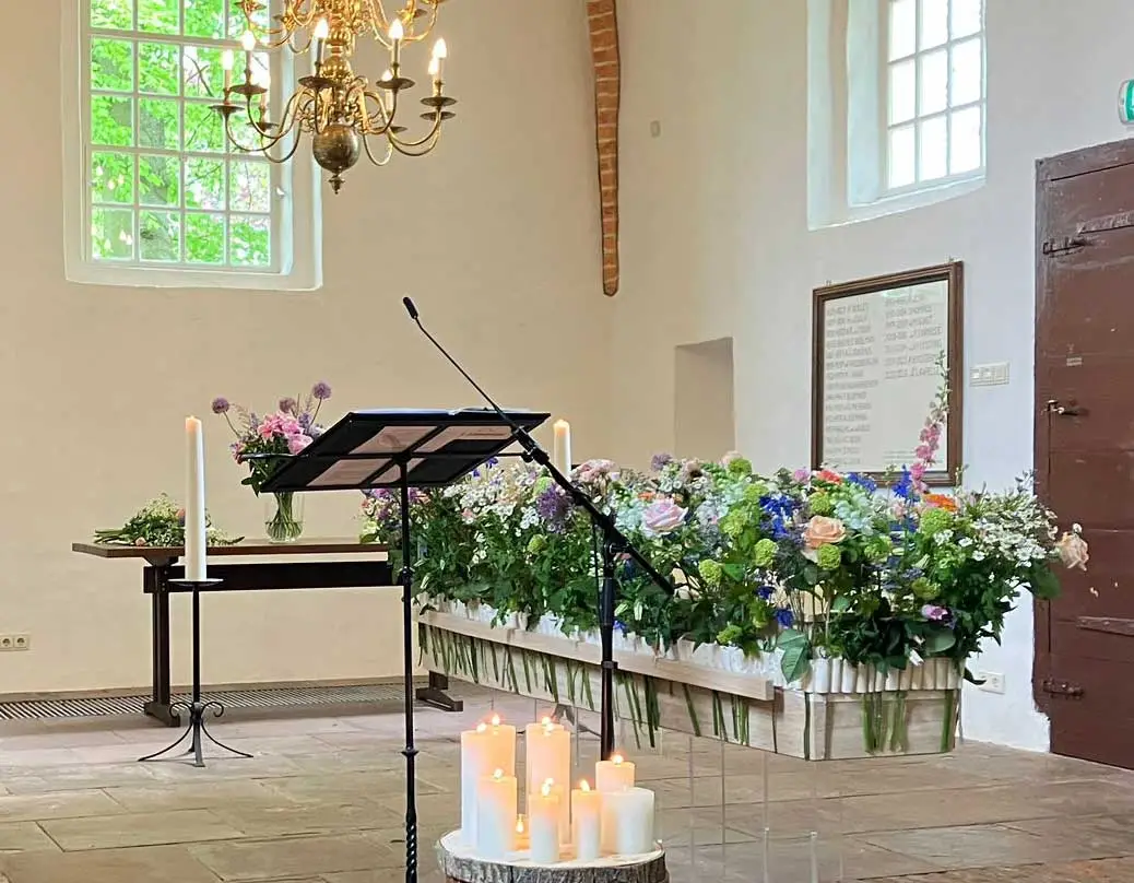 Kosten uitvaart Kerkje bloemenband