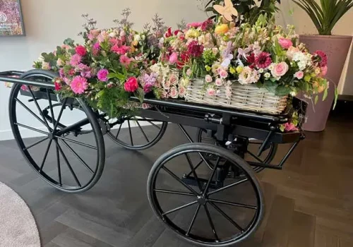 Loopkoets uitvaart met bloemen