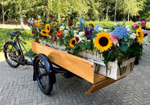 Rouwbakfiets met bloemenband